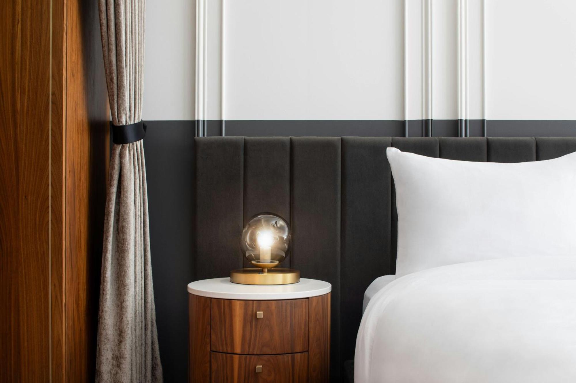 Honeyrose Hotel, Montreal, A Tribute Portfolio Hotel Экстерьер фото A bedside table